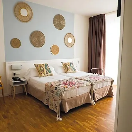 Subur Maritim 4* סיטגס